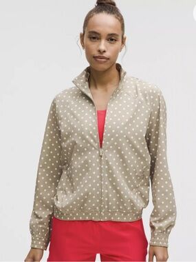 Lululemon Adapted State Track Jacket
DESIGNED FOR RUNNING AND TRAINING